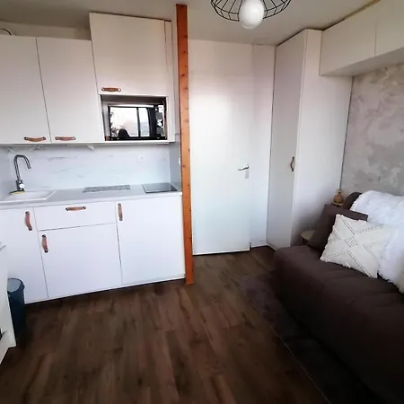 Le Chanteloup - Joli Pied Des Pistes Mae-9431 *