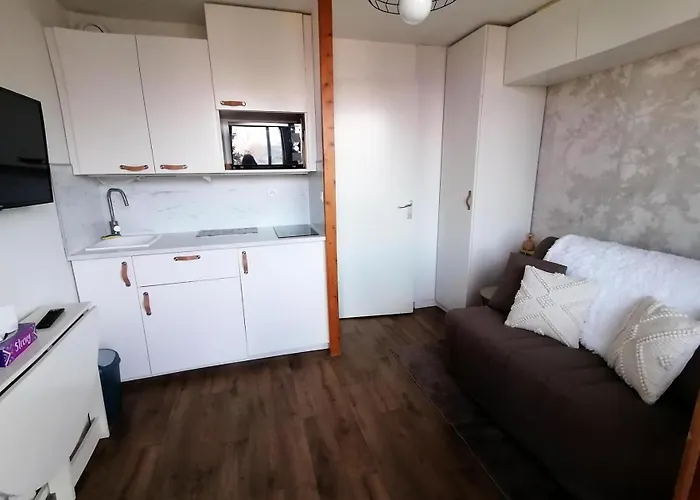 Le Chanteloup - Joli Pied Des Pistes Mae-9431 *